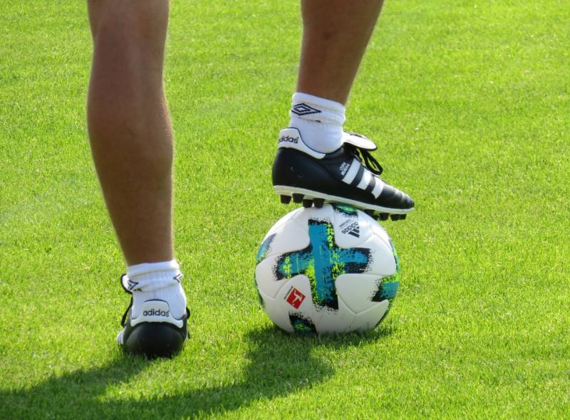Come scegliere scarpe da calcio a 11 per Giocare Senza Problemi | Guida  alla Scelta