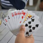 Giochi di carte, come si sono evoluti nel tempo? Dal tavolo di casa allo smartphone